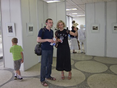 Ольга Рыбчинская, сотрудник Музея современного изобразительного искусства и фотограф Сергей Жданович обсуждают проблемы экспозиции