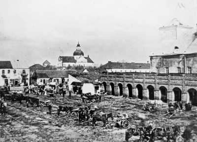 Вид на рыночную площадь в торговый день ,(до войны)а вдали виднеется Фарный костел.Фото из архива краеведческого музея г.Несвижа