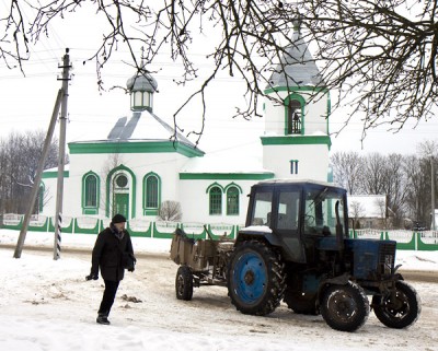 Валерий приценивает новый вид транспорта для дальнейшего изучения окрестностей..