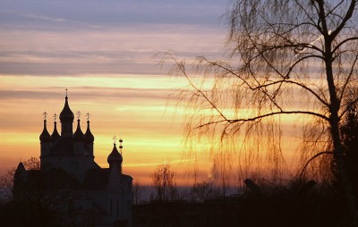 Церковь на фоне изумительного заката в белорусском городке Слоним, в 200 км от Минска. (ALEXEY GROMOV / AFP / Getty Images)<br />Ссылка на источник: http://bigpicture.ru/?p=123102#more-123102