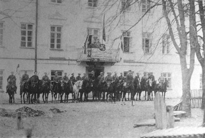 Белорусские гусары перед зданием военной комендатуры в Гродно, 1919 г.<br />Бывшее архиерейское подворье