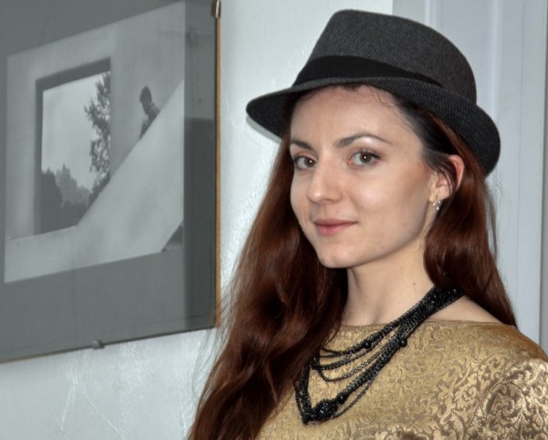 Автор выставки Елена ХАЦКЕВИЧ возле своей самой обсуждаемой работы