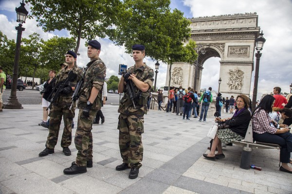 Париж. Военные возле триумфальной арки. Снято с пояса, не глядя.