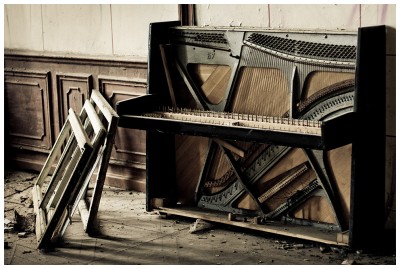 А еще в дворце играли на пианино.