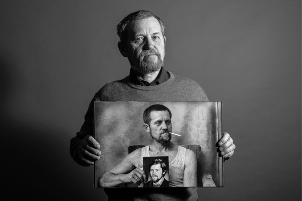 Снимок Вадима Качана из серии "Портрет с портретом, или снимок длинною в жизнь" 2014г. 7-мь фотографий из этой серии представлено на выставке.