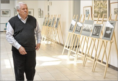 Евгений Карпович - последний осмотр выставки в ратуше перед приходом зрителей.