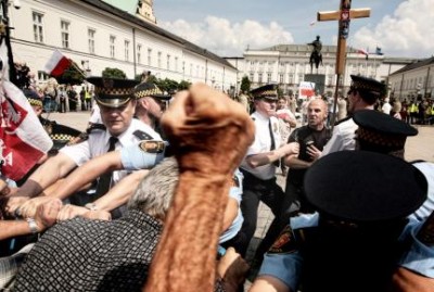 Гран-при, точнее к них это звучит как «Фотография года», достался Яцеку Вашкевичу (Agencja Fotograficzna Reporter – Агентство фоторепортёров).