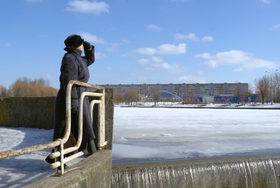 Собачка красивая - Бернская овчарка. И не боятся ходить по льду.