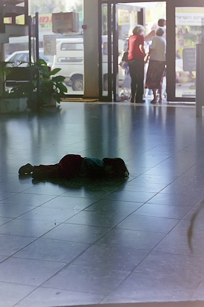 Банк в центре Тель-Авива. Маленькая девочка устала бегать и заснула, пока родители стоят в очереди....