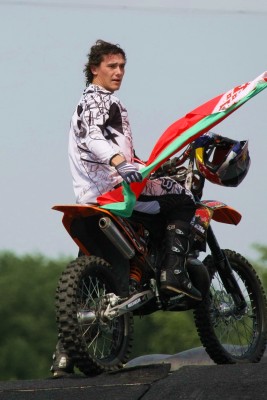 Спортсмены теперь знают белорусский флаг..